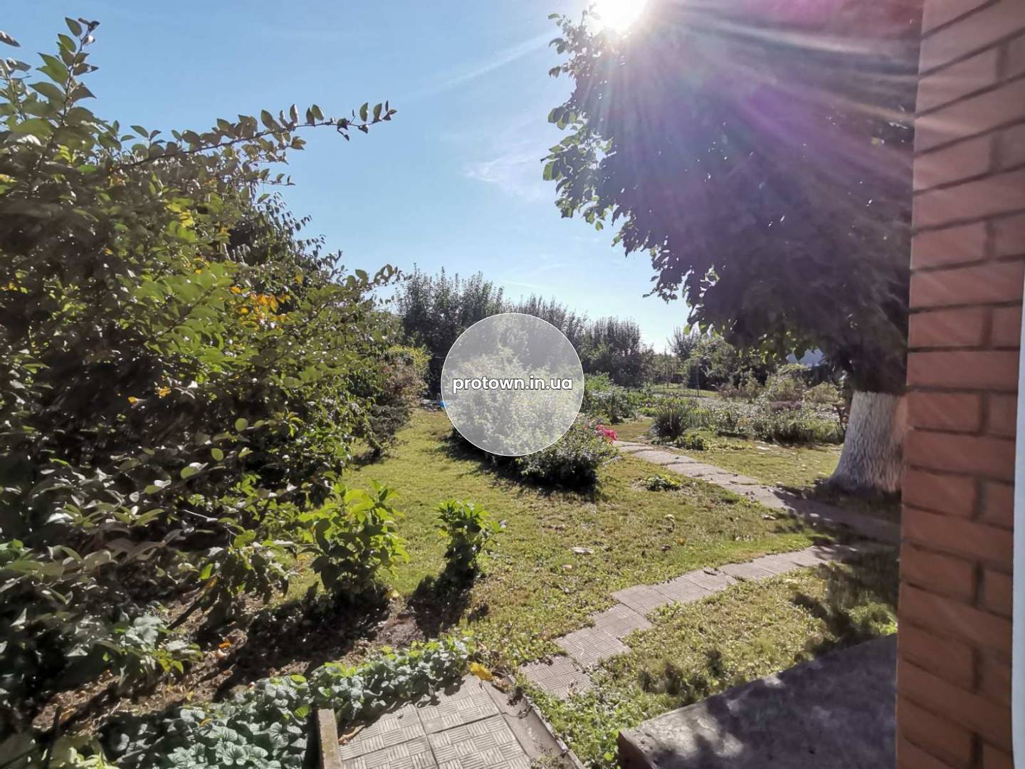 Продажа дома из красного кирпича, 17 соток. От Киева 900м